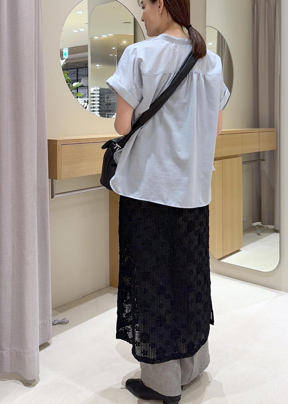 グレー系のその他パンツ、ブラック系のパンプス、ブラック系のショルダーバッグを着用したレディースの春コーディネートの4枚目の写真