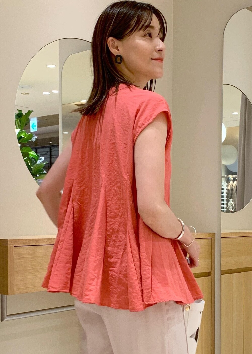 ホワイト系のキャミソール、ベージュ系のその他パンツ、ホワイト系のサンダルを着用したレディースの夏コーディネートの8枚目の写真