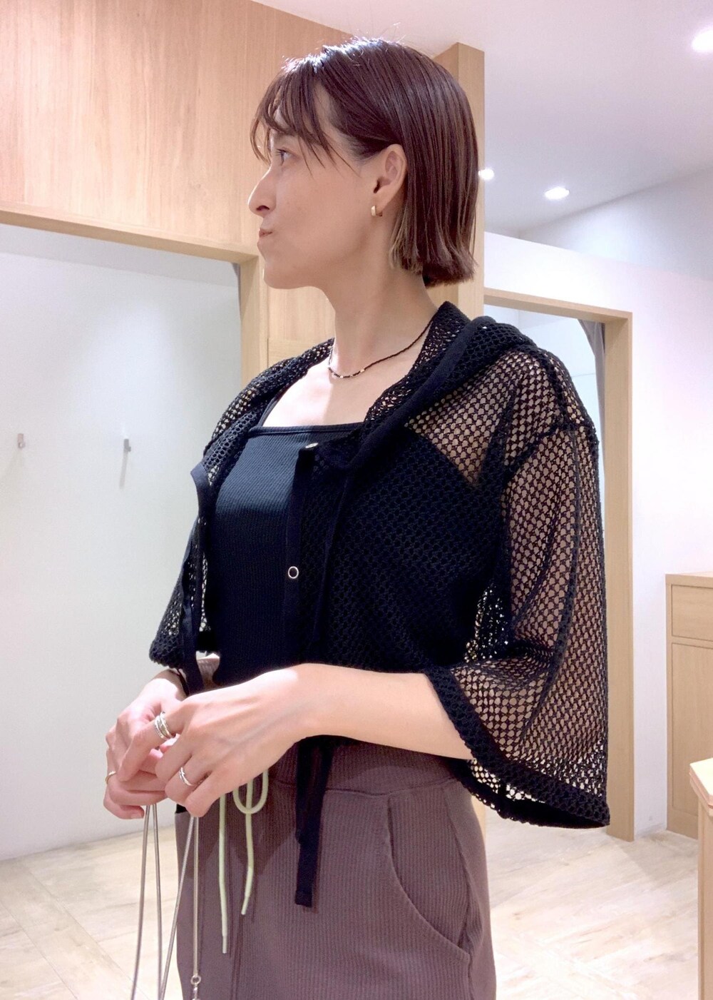 ブラック系のキャミソール、ブラック系のサンダル、シルバー系のショルダーバッグを着用したレディースの夏コーディネートの6枚目の写真