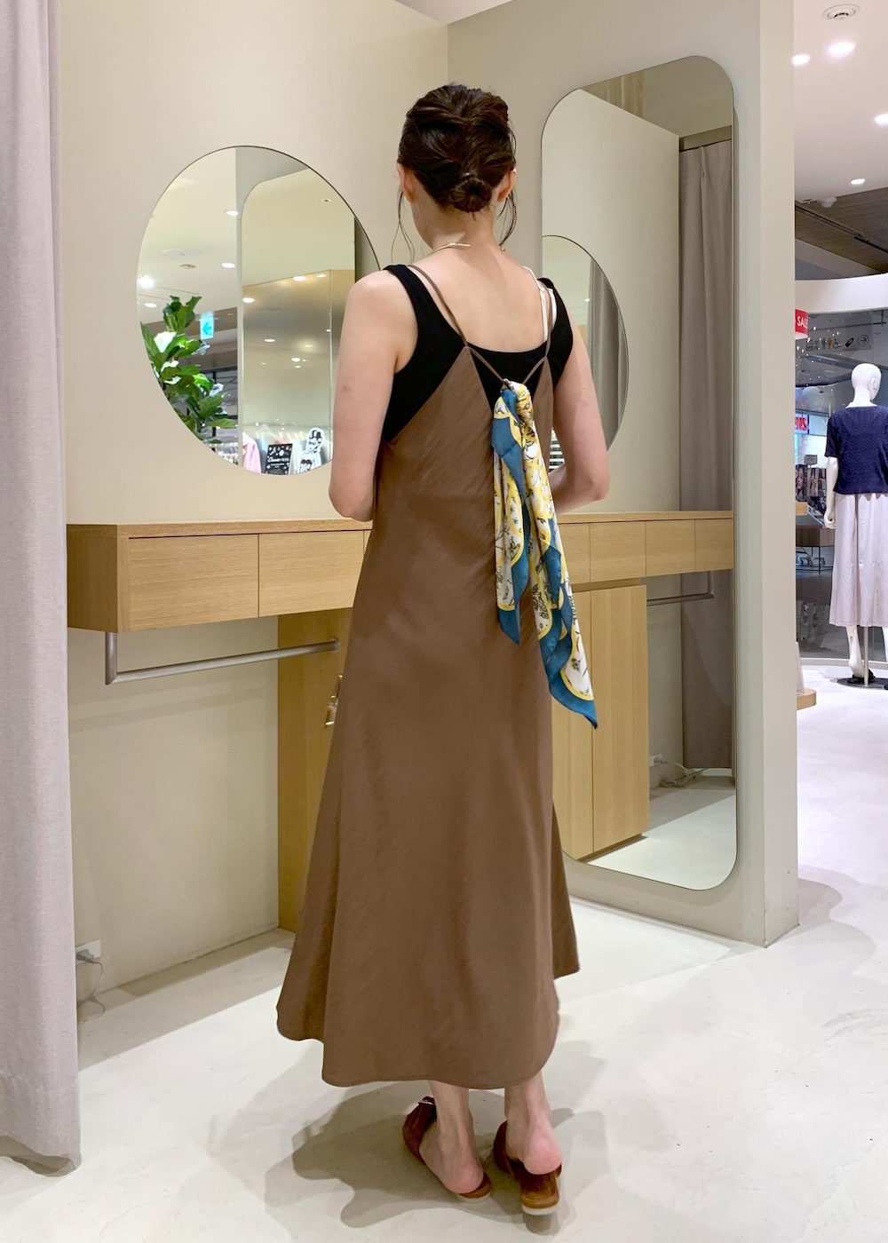 イエロー系のサンダル、ブラウン系のワンピース、ブラック系のタンクトップを着用したレディースの夏コーディネートの3枚目の写真