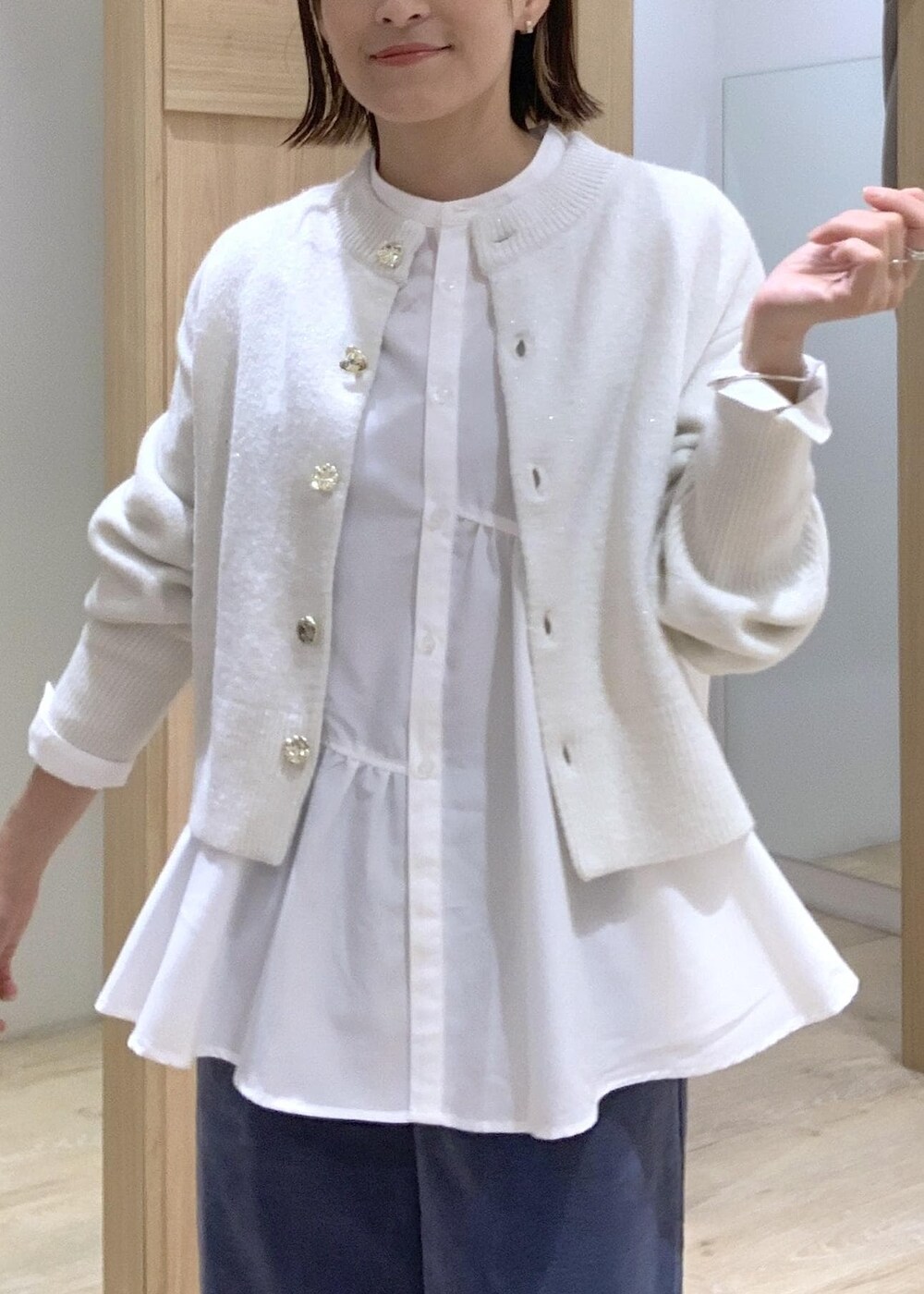 ホワイト系のショルダーバッグ、ホワイト系のカーディガン/ボレロ、ホワイト系のブーツを着用したレディースの秋コーディネートの6枚目の写真