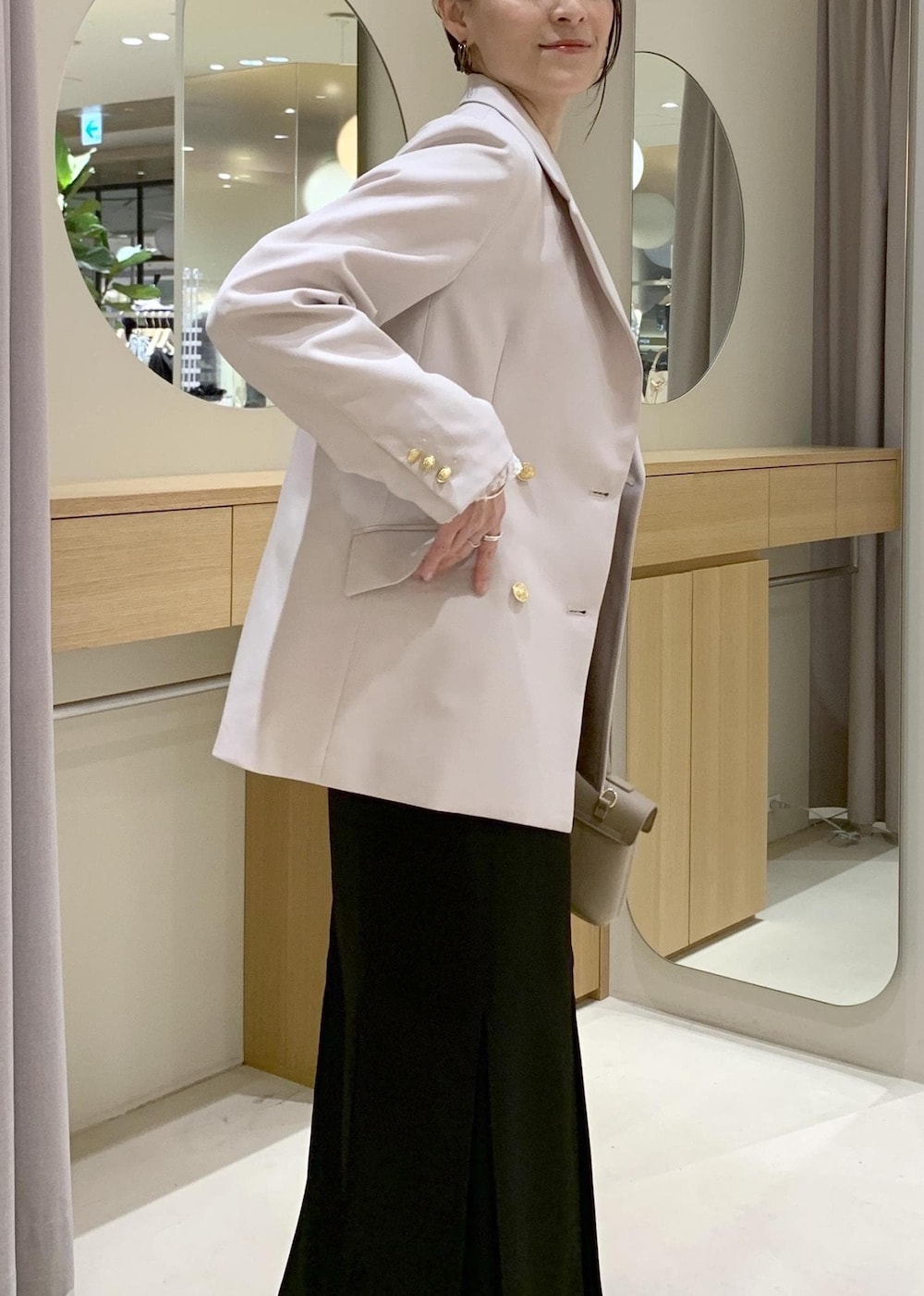 ブラック系のスカート、ホワイト系のTシャツ/カットソー、ベージュ系のテーラードジャケットを着用したレディースの冬コーディネートの8枚目の写真
