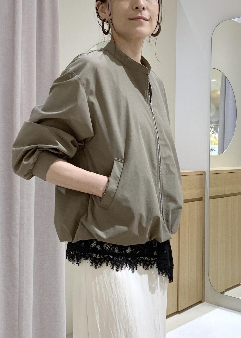 ベージュ系のパンプス、ホワイト系のスカート、ブラック系のキャミソールを着用したレディースの春コーディネートの8枚目の写真