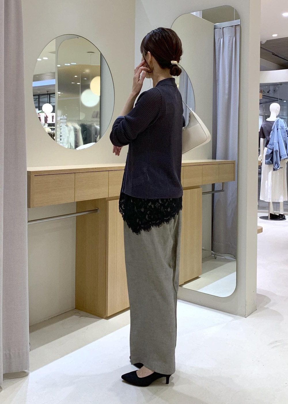 ホワイト系のショルダーバッグ、グレー系のその他パンツ、ブラック系のキャミソールを着用したレディースの春コーディネートの3枚目の写真