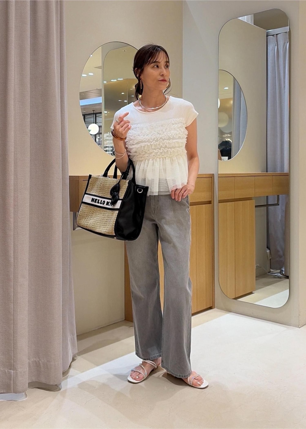 ホワイト系のサンダル、グレー系のデニムパンツ、ホワイト系のTシャツ/カットソーを着用したレディースの夏コーディネートの2枚目の写真