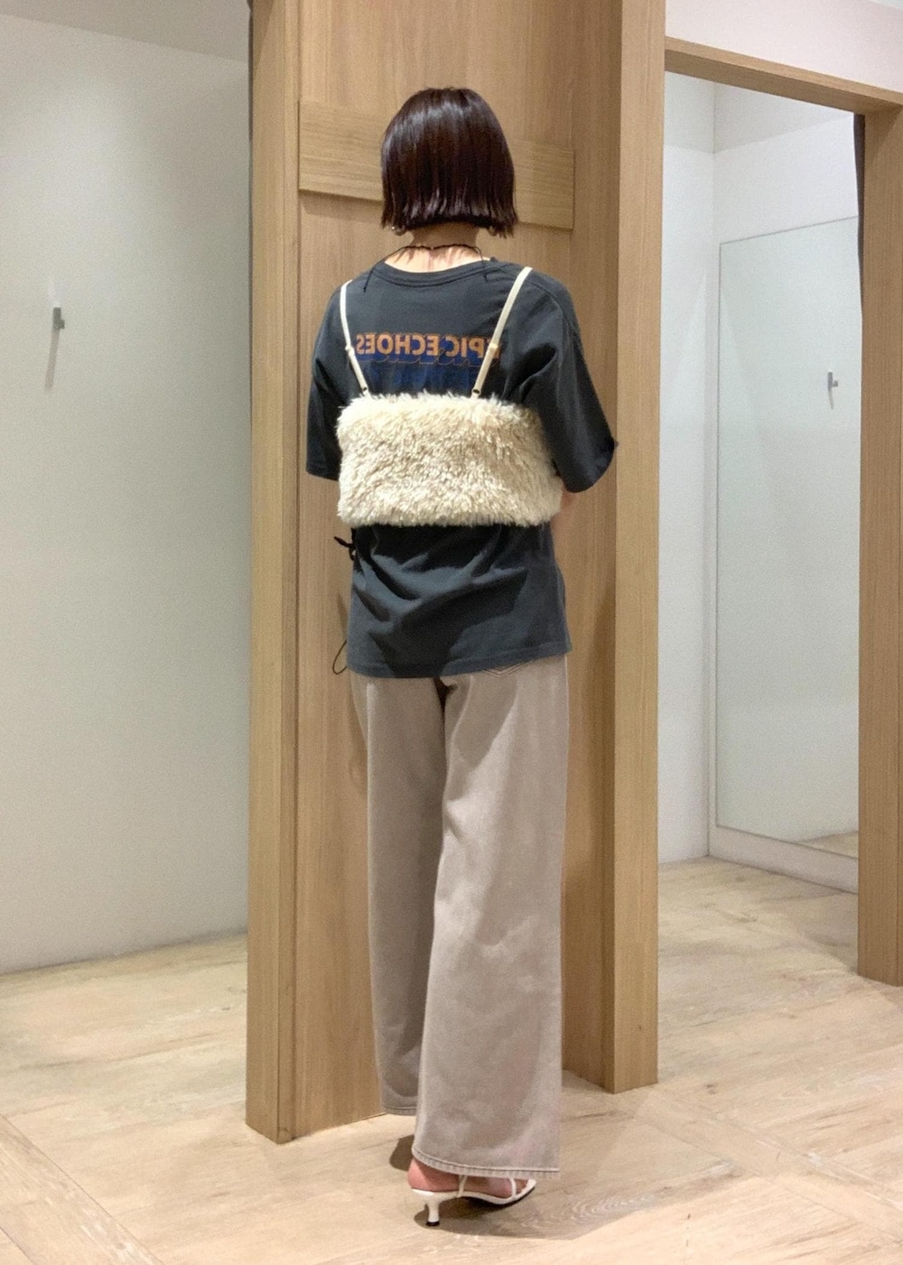 ホワイト系のサンダル、ブラック系のショルダーバッグ、ホワイト系のキャミソールを着用したレディースの夏コーディネートの7枚目の写真