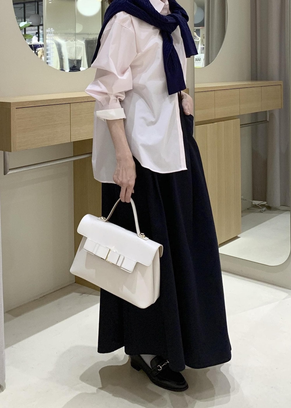 ブラック系のローファー、ホワイト系のハンドバッグ、ピンク系のシャツ/ブラウスを着用したレディースの春コーディネートの9枚目の写真