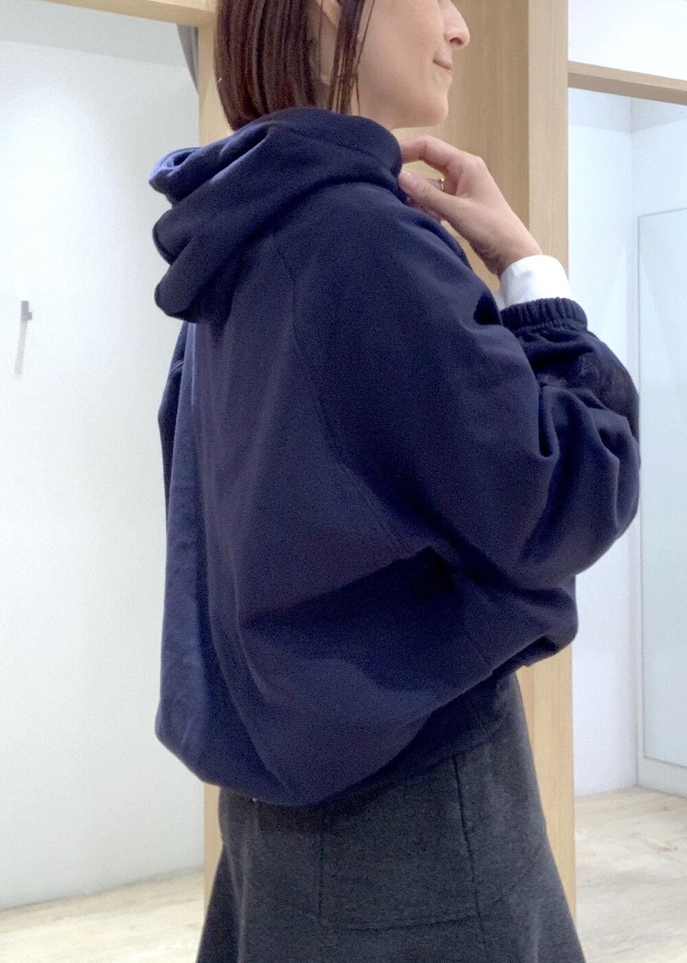 ブラック系のブーツ、グレー系のショルダーバッグ、ホワイト系のシャツ/ブラウスを着用したレディースの秋コーディネートの7枚目の写真