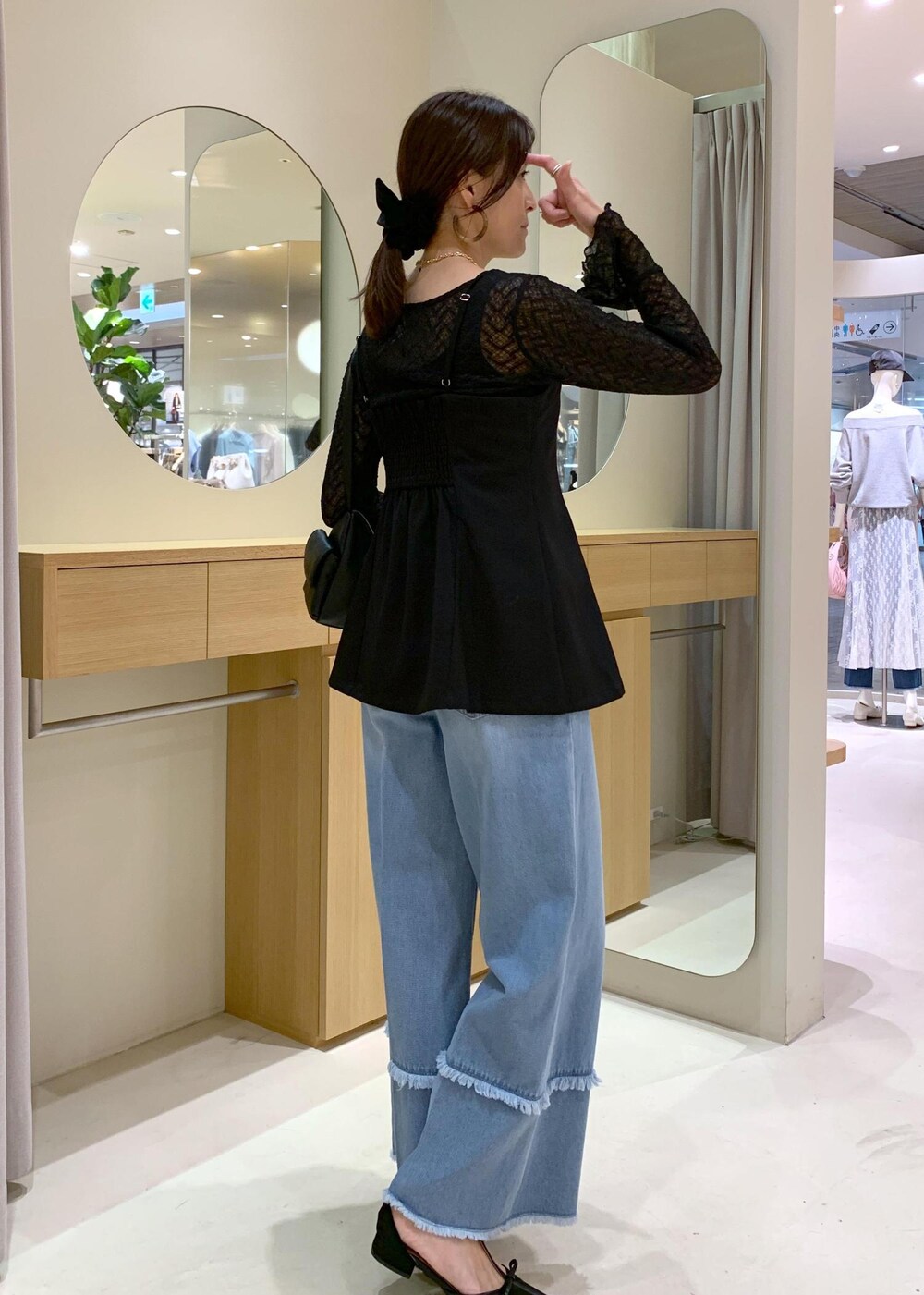 ブラック系のパンプス、ブラック系のキャミソール、ブラック系のTシャツ/カットソーを着用したレディースの秋コーディネートの3枚目の写真