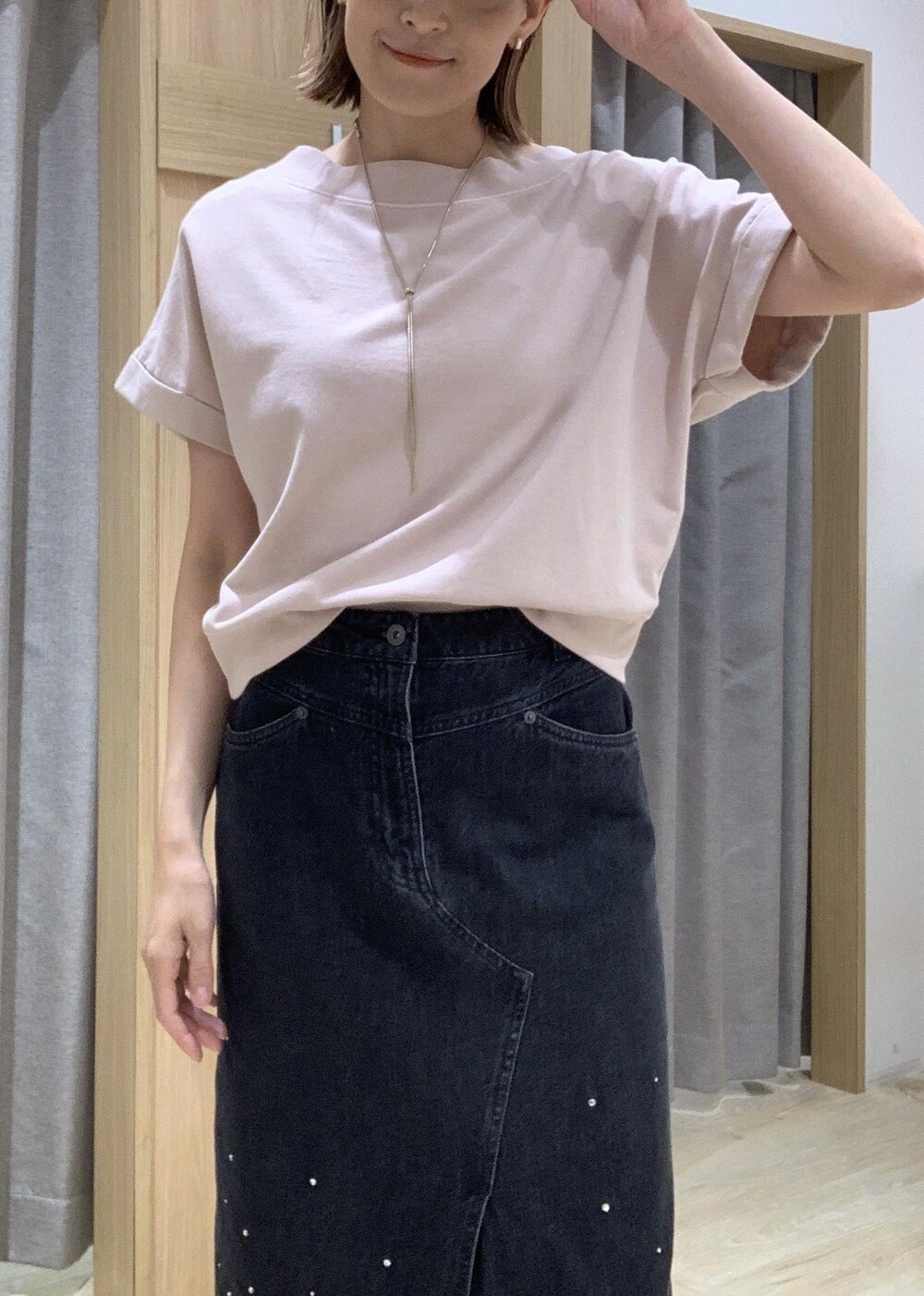 ブラック系のサンダル、ブラック系のショルダーバッグ、ピンク系のTシャツ/カットソーを着用したレディースの夏コーディネートの4枚目の写真