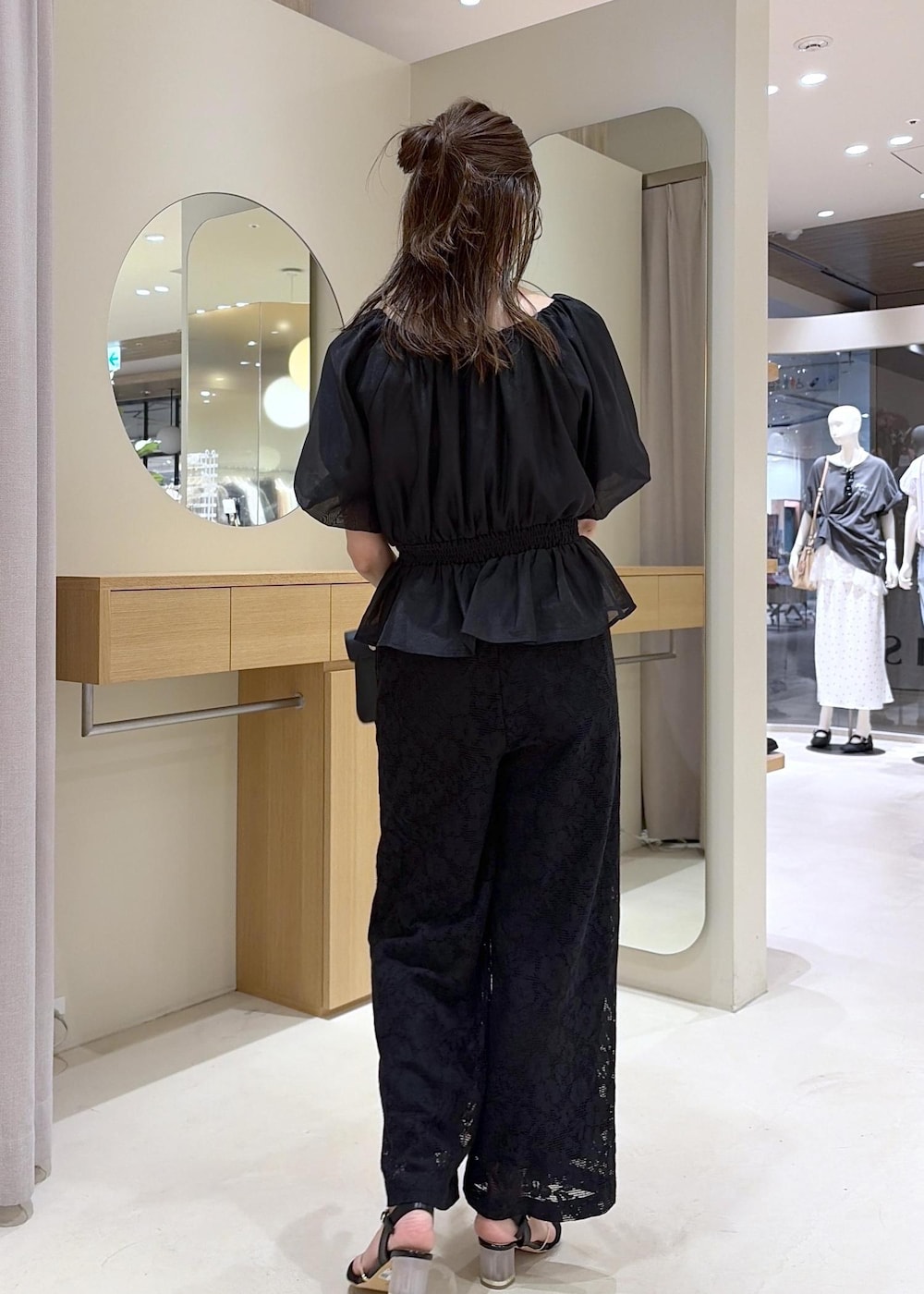 ブラック系のショルダーバッグ、ブラック系のサンダル、ブラック系のその他パンツを着用したレディースの夏コーディネートの4枚目の写真