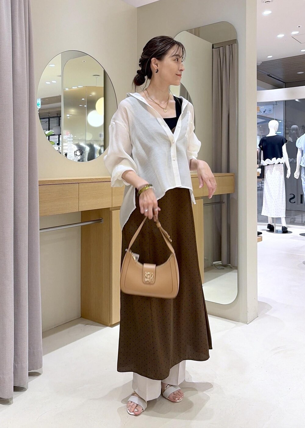 イエロー系のショルダーバッグ、ホワイト系のその他パンツ、ホワイト系のシャツ/ブラウスを着用したレディースの夏コーディネートの6枚目の写真