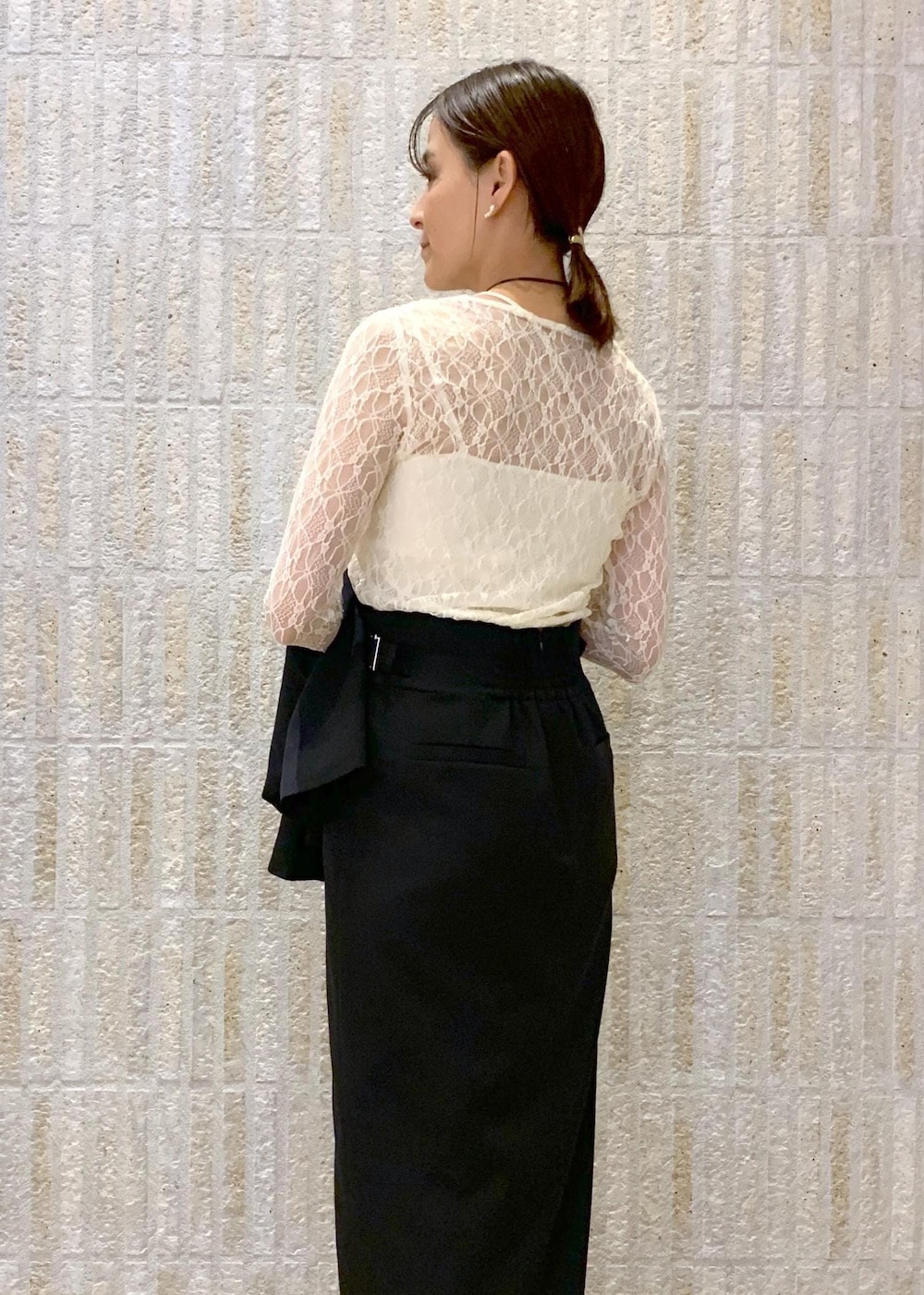 ブルー系のスカート、ホワイト系のTシャツ/カットソー、ブラック系のローファーを着用したレディースの冬コーディネートの10枚目の写真