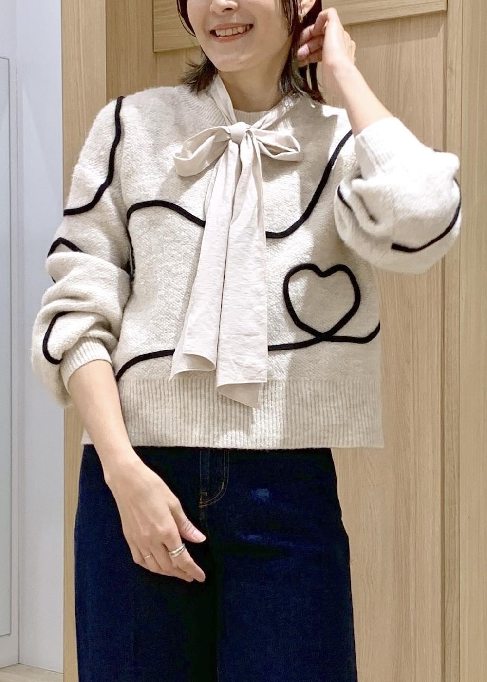 ブルー系のデニムパンツ、ベージュ系のブーツ、ホワイト系のシャツ/ブラウスを着用したレディースの冬コーディネートの3枚目の写真