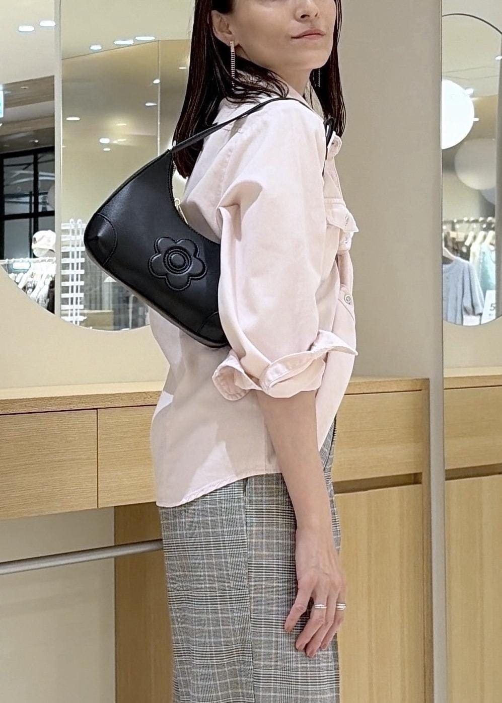ピンク系のシャツ/ブラウス、グレー系のその他パンツ、ブラック系のブーツを着用したレディースの秋コーディネートの9枚目の写真