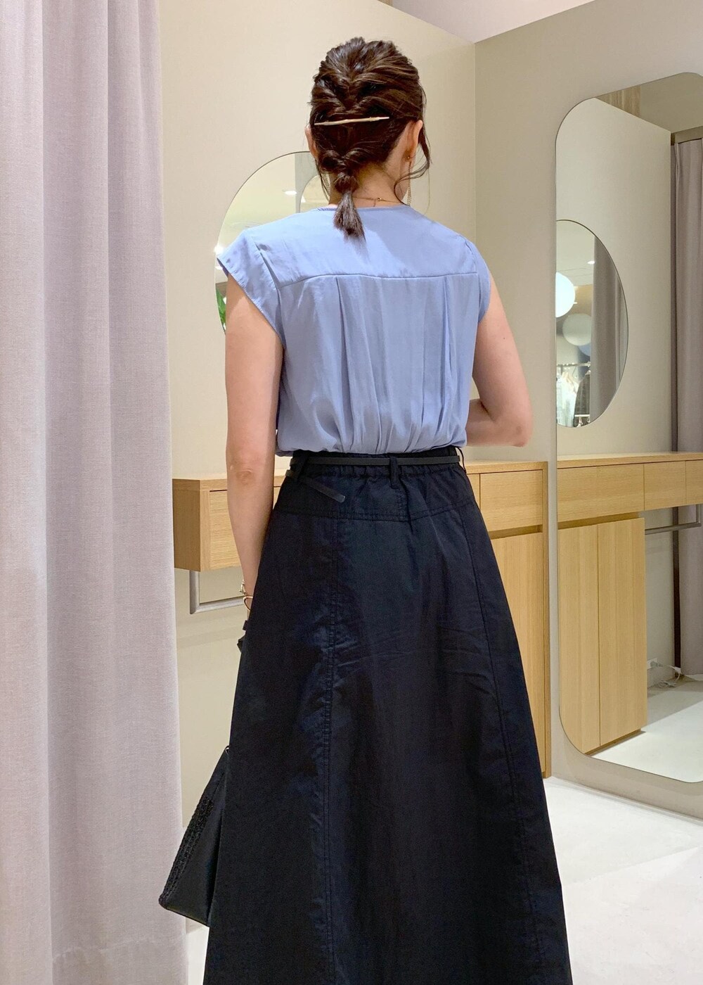 ブラック系のショルダーバッグ、ブルー系のシャツ/ブラウス、ブラック系のスカートを着用したレディースの夏コーディネートの7枚目の写真