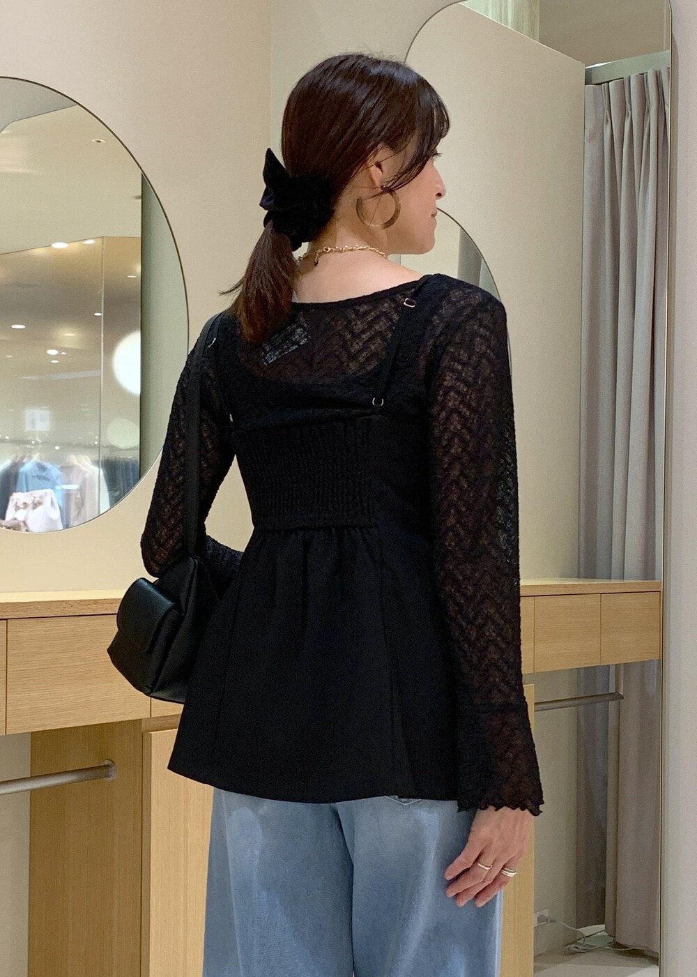 ブラック系のパンプス、ブラック系のキャミソール、ブラック系のTシャツ/カットソーを着用したレディースの秋コーディネートの9枚目の写真