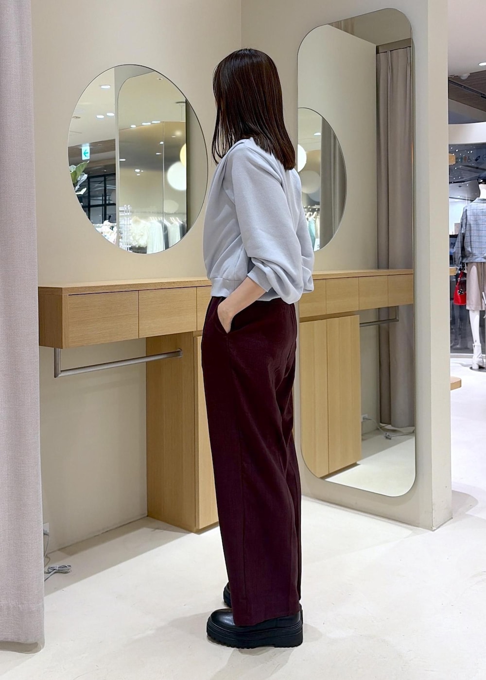 ブラウン系のシャツ/ブラウス、ブラウン系のその他パンツ、ブラック系のブーツを着用したレディースの秋コーディネートの5枚目の写真