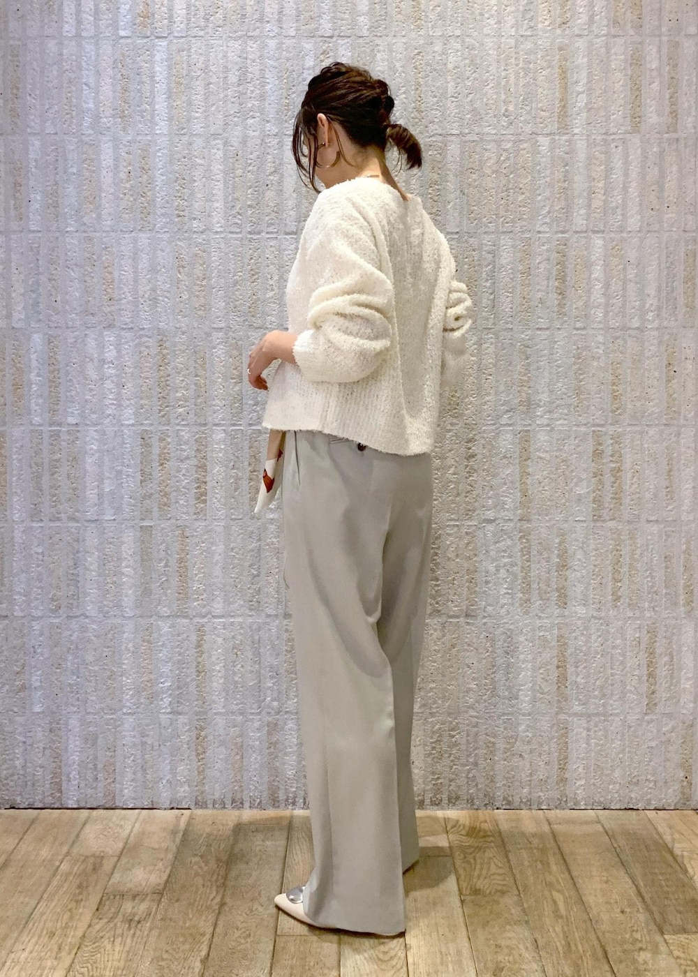 ホワイト系のハンドバッグ、ホワイト系のバレエシューズ、ホワイト系のキャミソールを着用したレディースの冬コーディネートの9枚目の写真