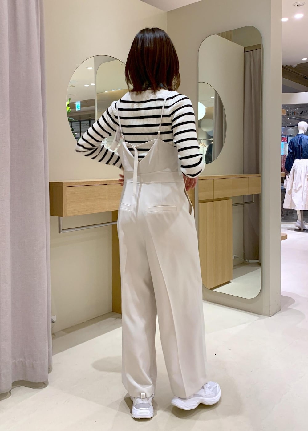 グレー系のショルダーバッグ、ホワイト系のニット/セーター、ブルー系のテーラードジャケットを着用したレディースの冬コーディネートの9枚目の写真