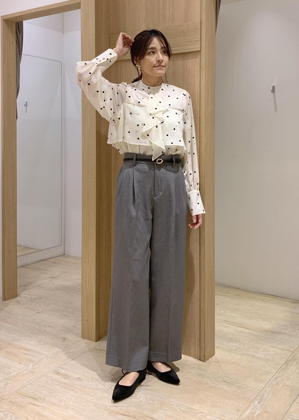 ブラック系のショルダーバッグ、グレー系のスラックス、グレー系のテーラードジャケットを着用したレディースの冬コーディネートの6枚目の写真