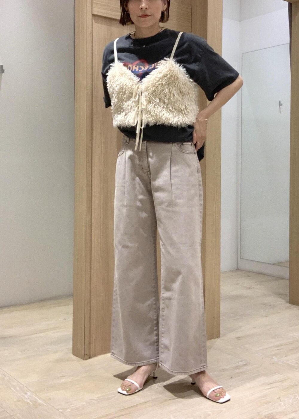 ホワイト系のサンダル、ブラック系のショルダーバッグ、ホワイト系のキャミソールを着用したレディースの夏コーディネートの4枚目の写真