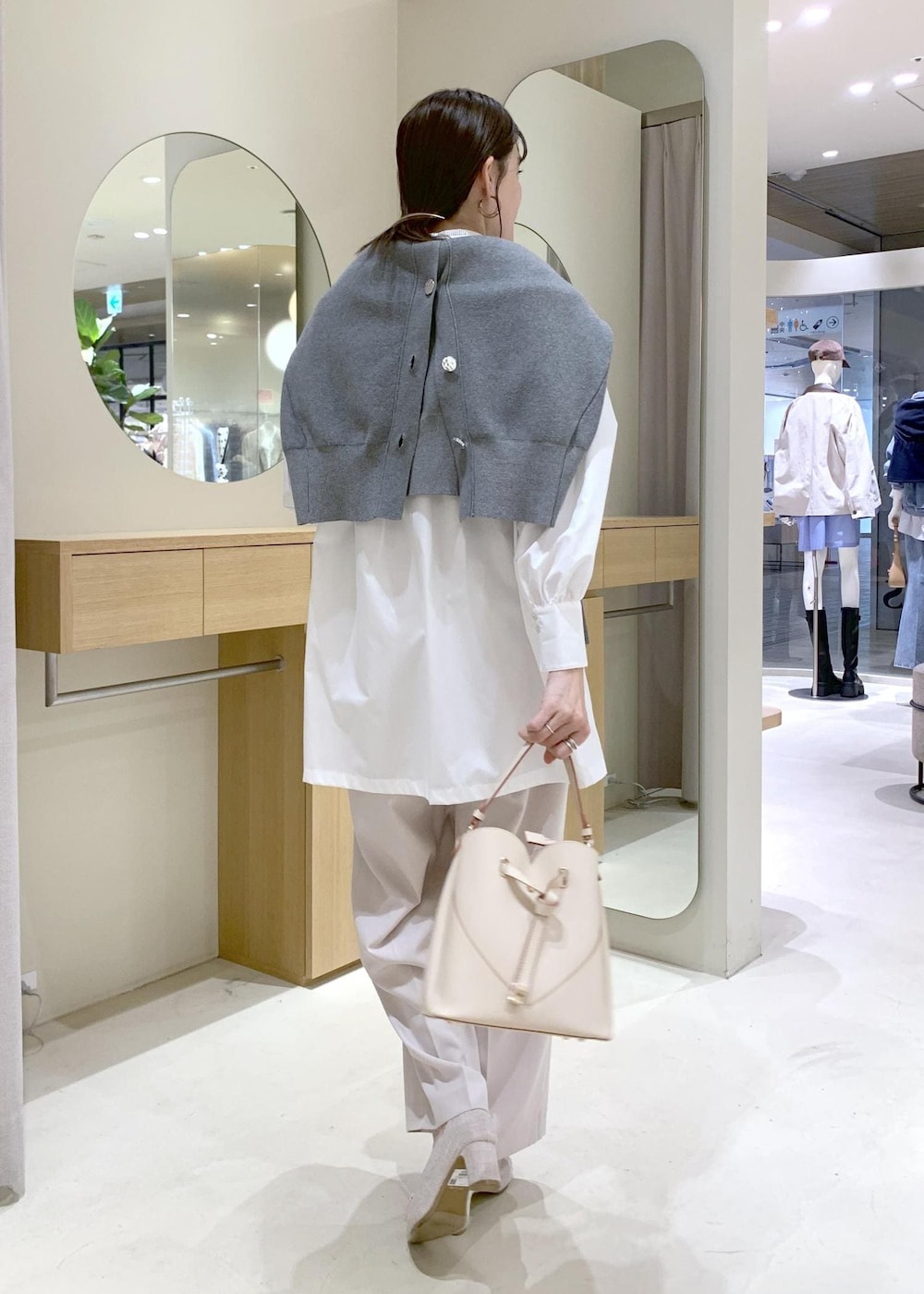 ベージュ系のショルダーバッグ、ベージュ系のパンプス、ベージュ系のその他パンツを着用したレディースの春コーディネートの2枚目の写真