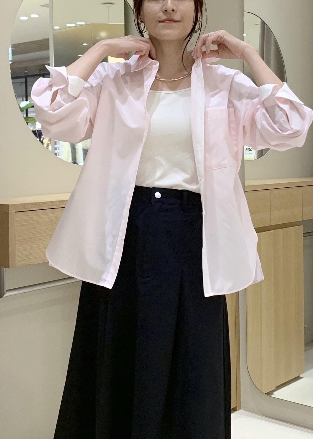 ブラック系のローファー、ホワイト系のハンドバッグ、ピンク系のシャツ/ブラウスを着用したレディースの春コーディネートの5枚目の写真