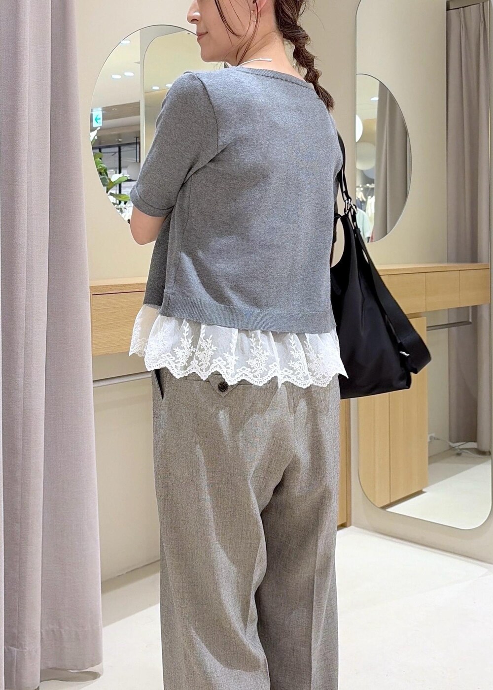 ブラック系のキャミソール、グレー系のその他パンツ、ブラック系のショルダーバッグを着用したレディースの春コーディネートの3枚目の写真