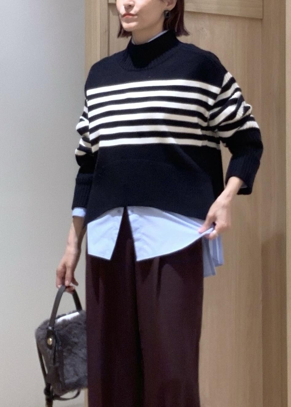 ブラウン系のスラックス、ブルー系のシャツ/ブラウス、グレー系のショルダーバッグを着用したレディースの秋コーディネートの3枚目の写真