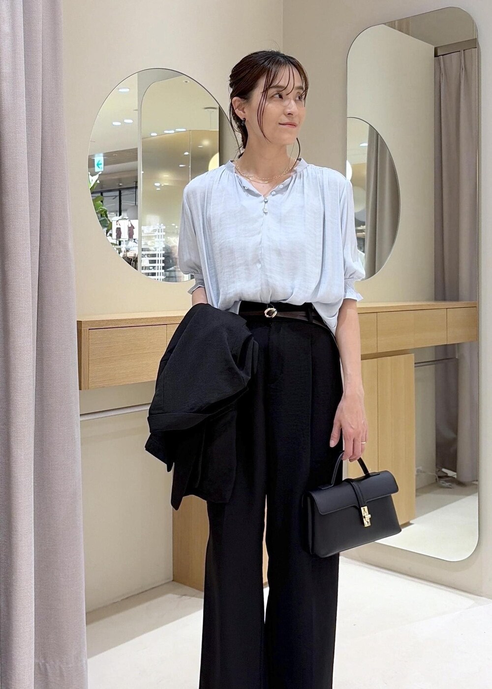 ブラック系のパンプス、ブルー系のシャツ/ブラウス、ブラック系のその他パンツを着用したレディースの春コーディネートの3枚目の写真