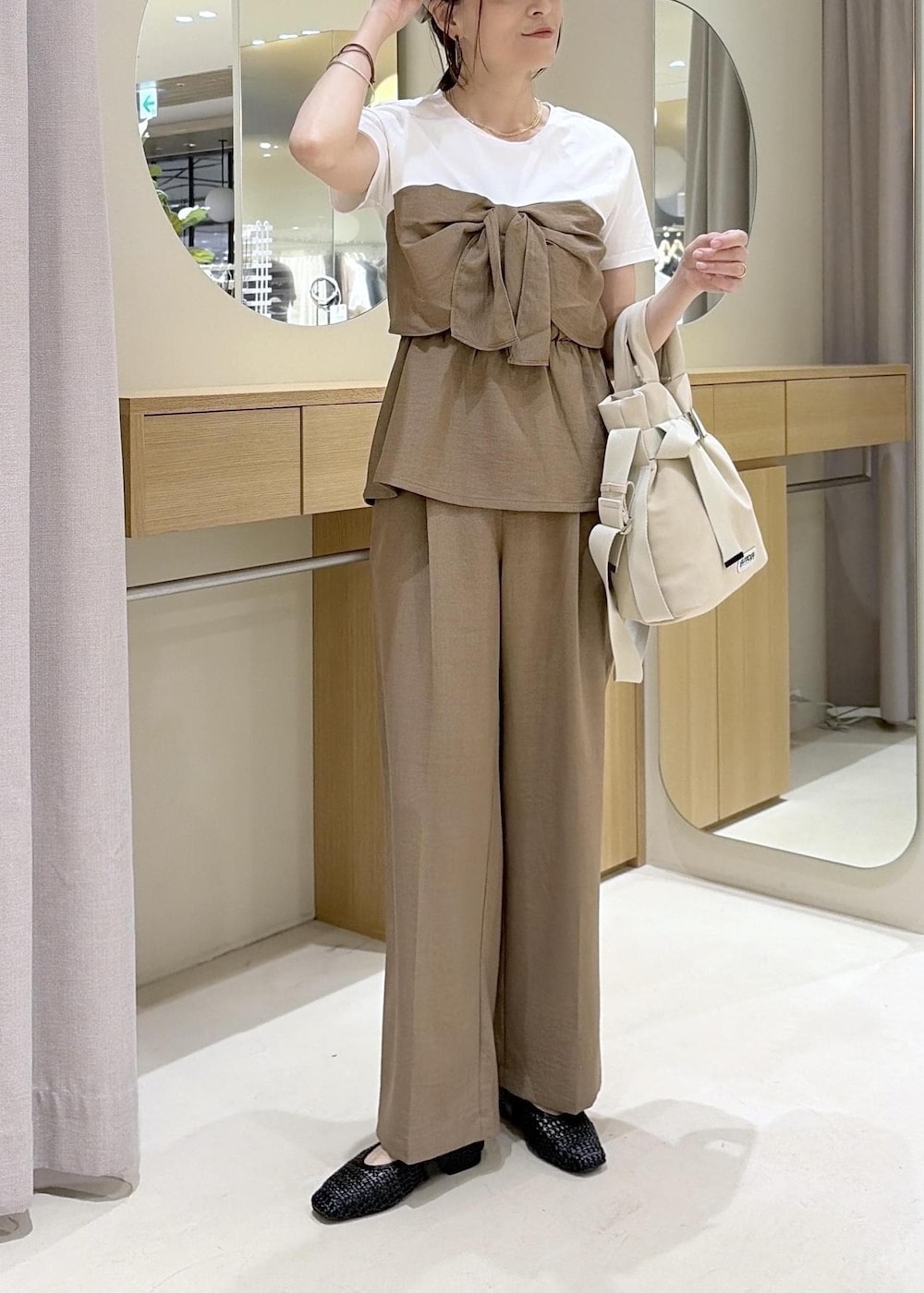 ブラック系のパンプス、ブラウン系のその他パンツ、ブラウン系のTシャツ/カットソーを着用したレディースの夏コーディネートの4枚目の写真