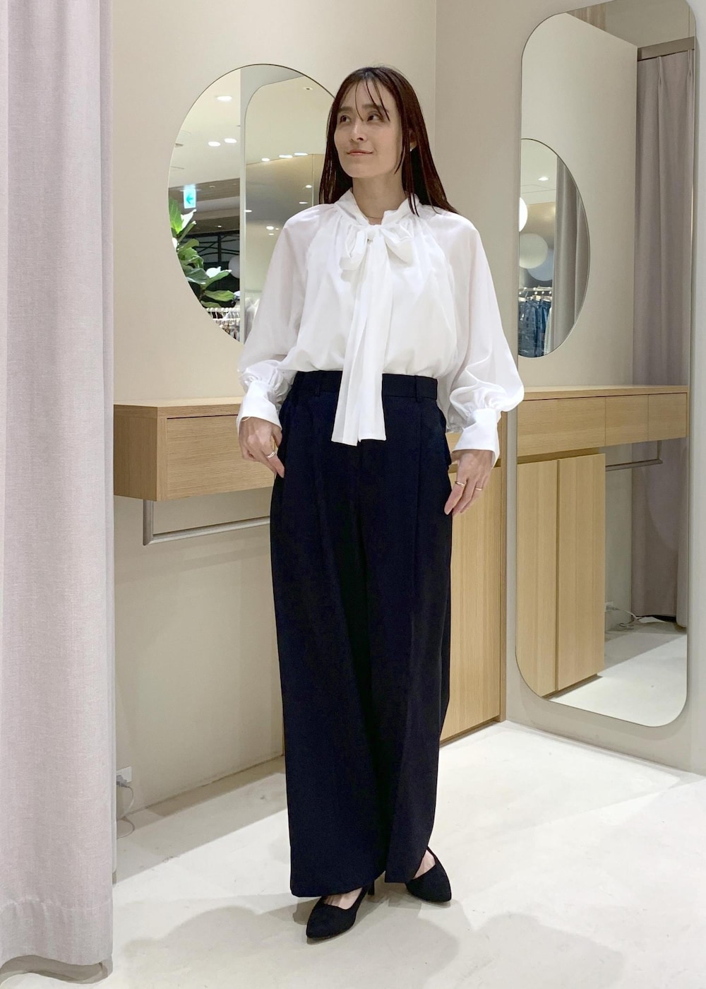 ブラック系のショルダーバッグ、ブルー系のその他パンツ、ホワイト系のシャツ/ブラウスを着用したレディースの冬コーディネートの7枚目の写真