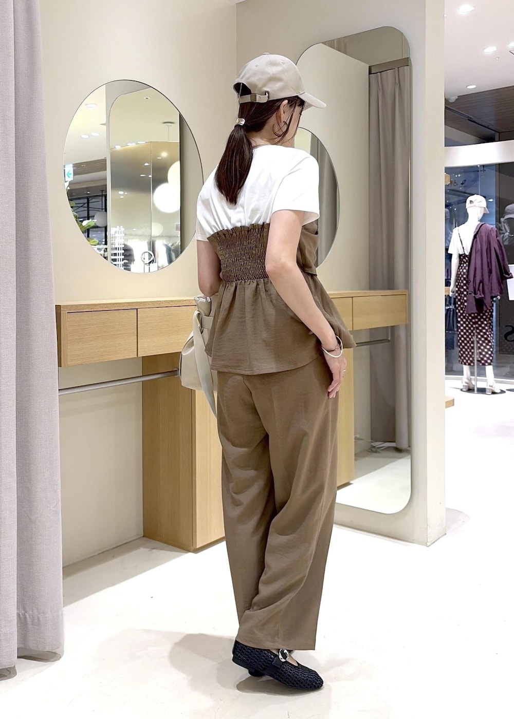 ブラック系のパンプス、ブラウン系のその他パンツ、ブラウン系のTシャツ/カットソーを着用したレディースの夏コーディネートの3枚目の写真