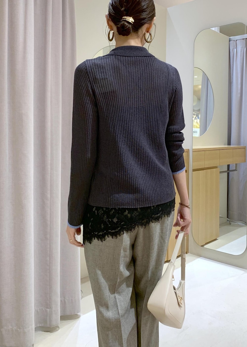 ホワイト系のショルダーバッグ、グレー系のその他パンツ、ブラック系のキャミソールを着用したレディースの春コーディネートの7枚目の写真