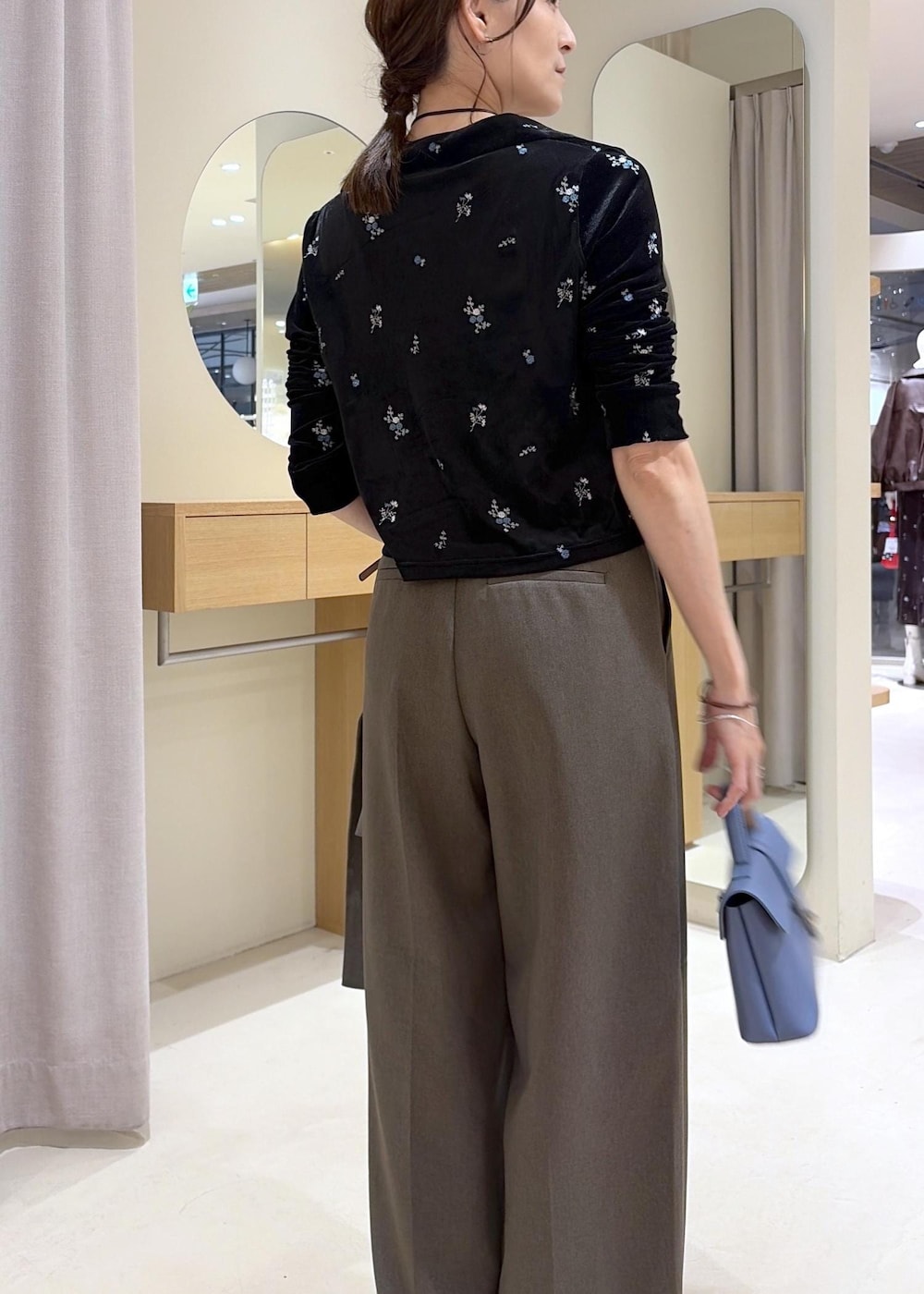 ブラック系のカーディガン/ボレロ、グリーン系のその他パンツ、グリーン系のテーラードジャケットを着用したレディースの秋コーディネートの8枚目の写真