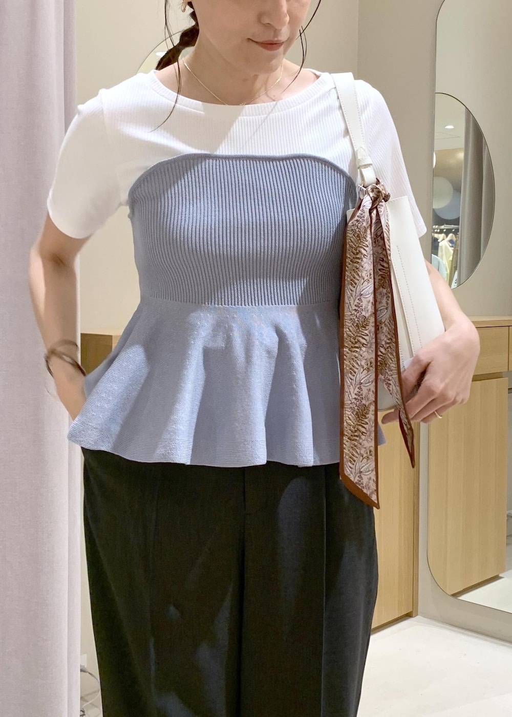 ホワイト系のショルダーバッグ、グレー系のその他パンツ、ホワイト系のパンプスを着用したレディースの春コーディネートの6枚目の写真