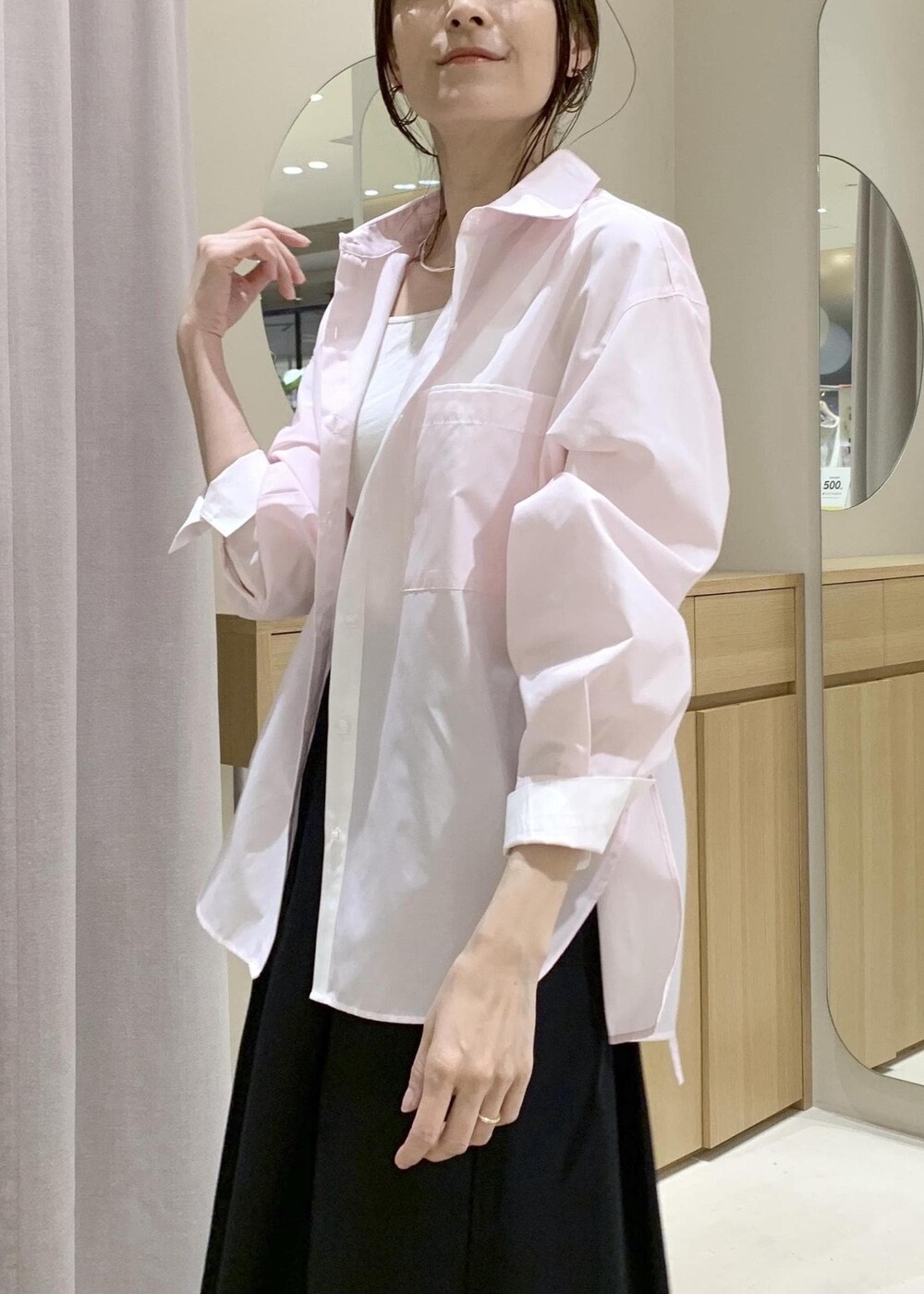 ブラック系のローファー、ホワイト系のハンドバッグ、ピンク系のシャツ/ブラウスを着用したレディースの春コーディネートの6枚目の写真