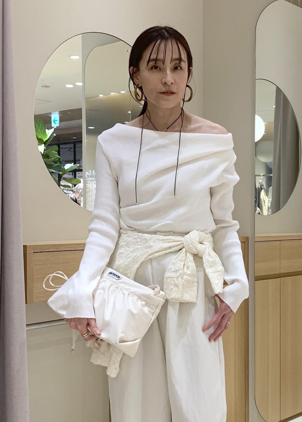 ホワイト系のシャツ/ブラウス、ホワイト系のその他パンツ、ホワイト系のショルダーバッグを着用したレディースの冬コーディネートの5枚目の写真