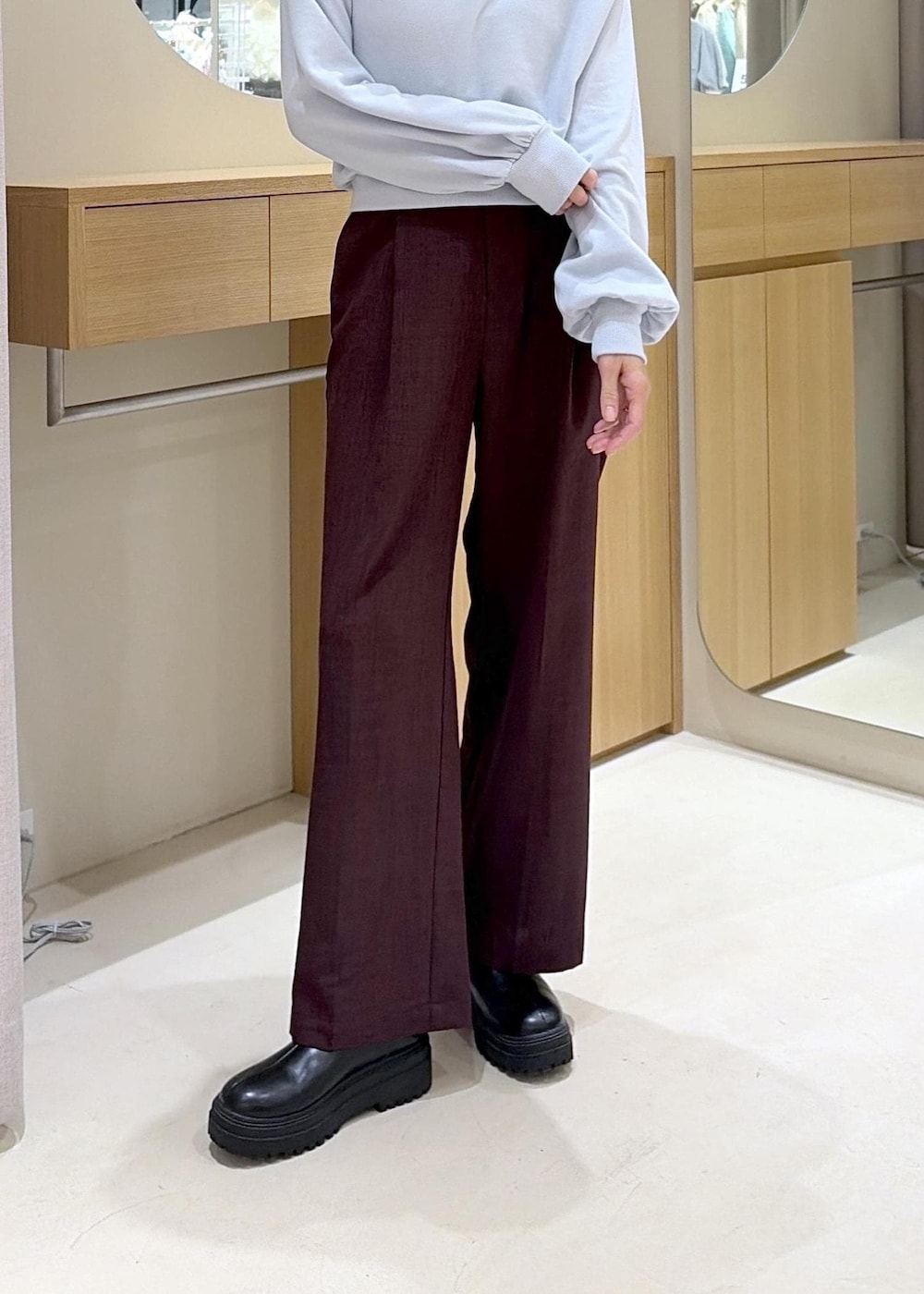 ブラウン系のシャツ/ブラウス、ブラウン系のその他パンツ、ブラック系のブーツを着用したレディースの秋コーディネートの10枚目の写真