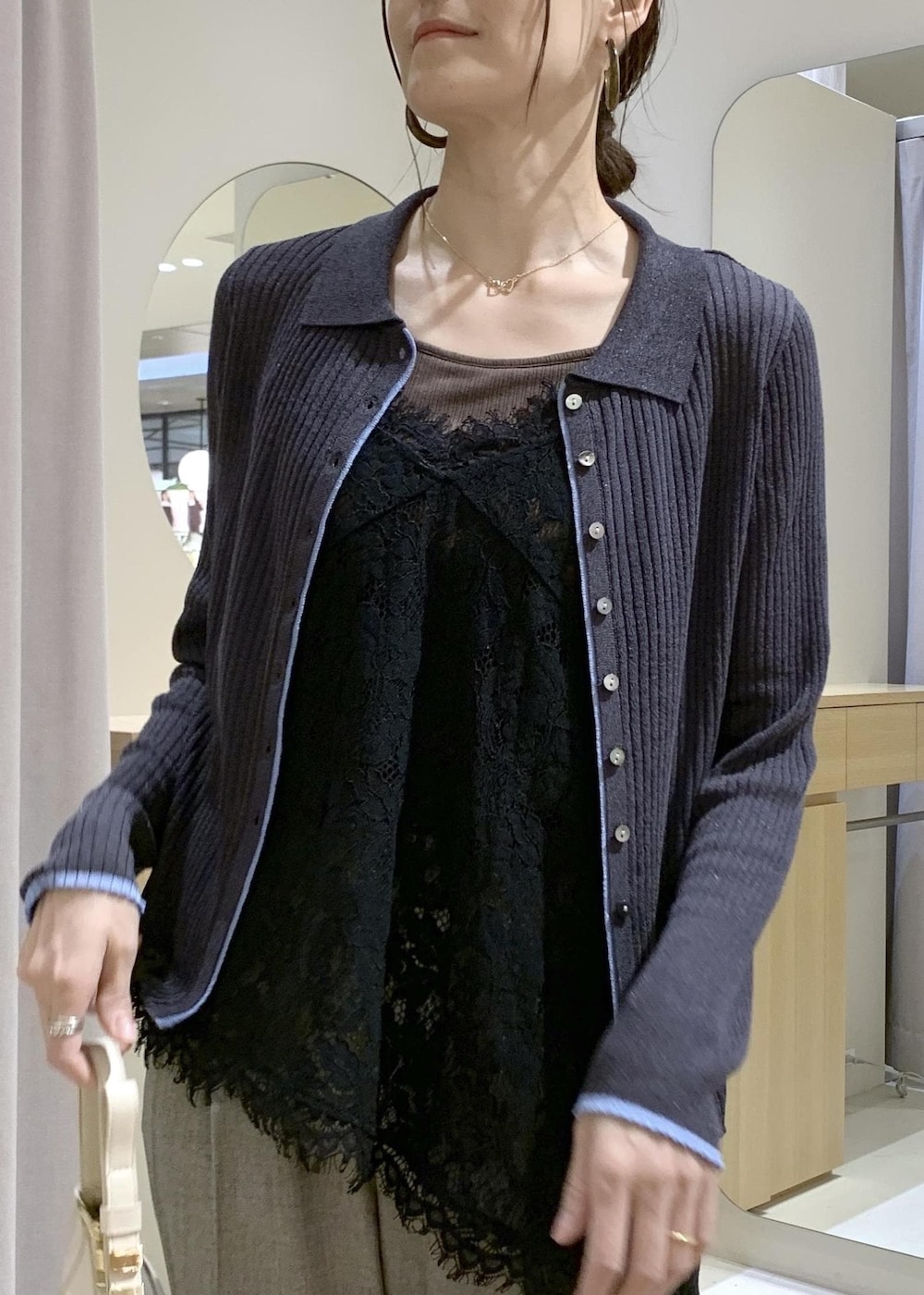 ホワイト系のショルダーバッグ、グレー系のその他パンツ、ブラック系のキャミソールを着用したレディースの春コーディネートの5枚目の写真