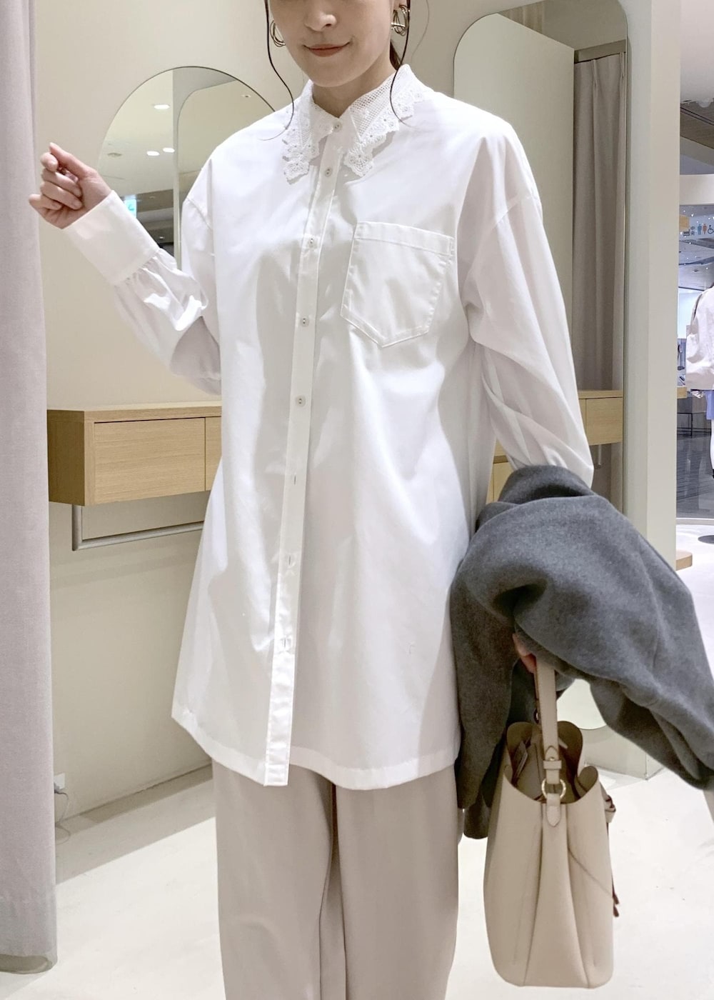 ベージュ系のショルダーバッグ、ベージュ系のパンプス、ベージュ系のその他パンツを着用したレディースの春コーディネートの7枚目の写真