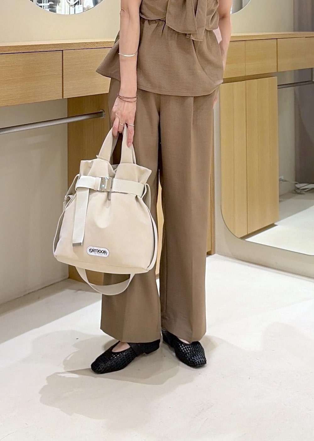 ブラック系のパンプス、ブラウン系のその他パンツ、ブラウン系のTシャツ/カットソーを着用したレディースの夏コーディネートの9枚目の写真