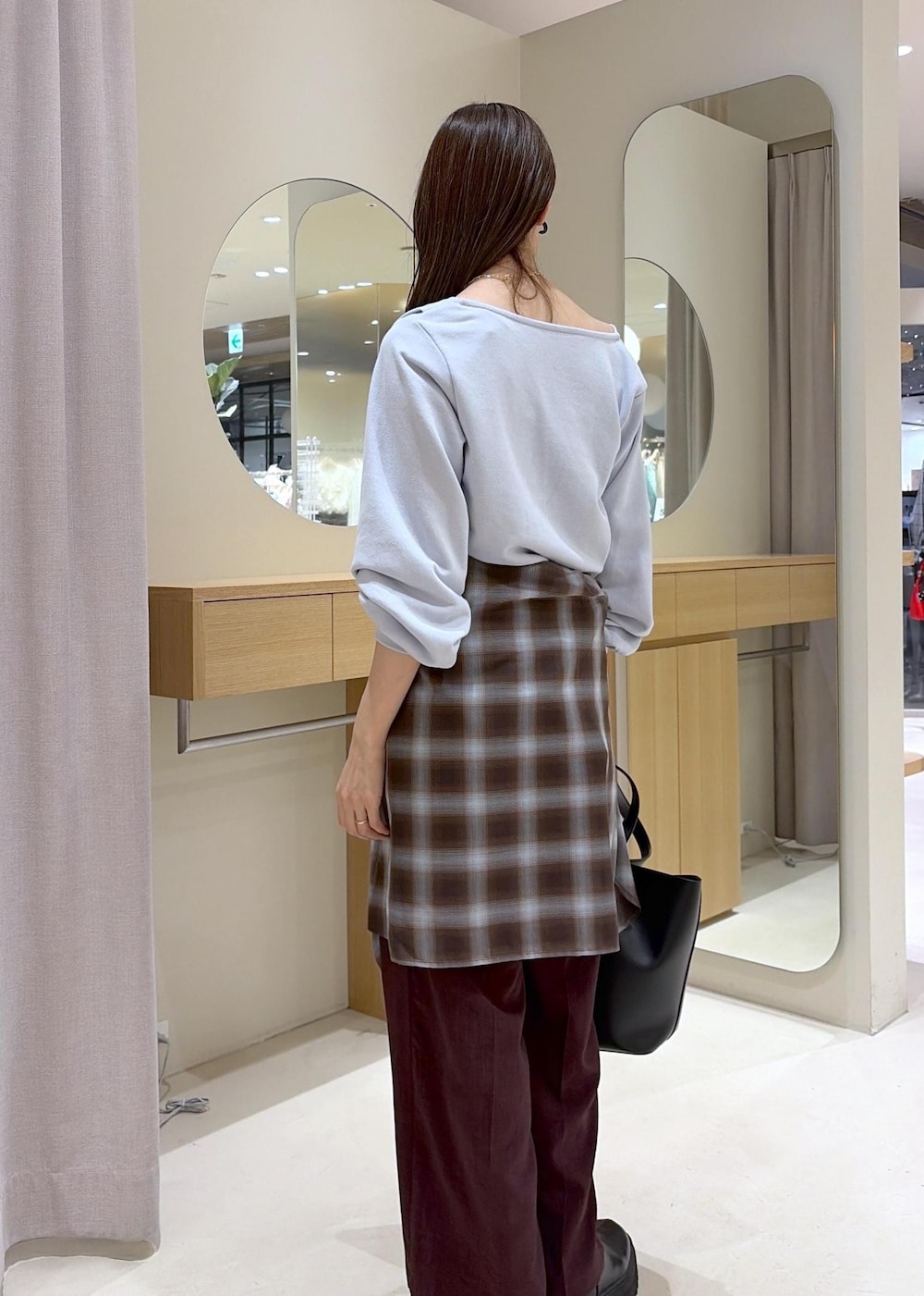 ブラウン系のシャツ/ブラウス、ブラウン系のその他パンツ、ブラック系のブーツを着用したレディースの秋コーディネートの3枚目の写真