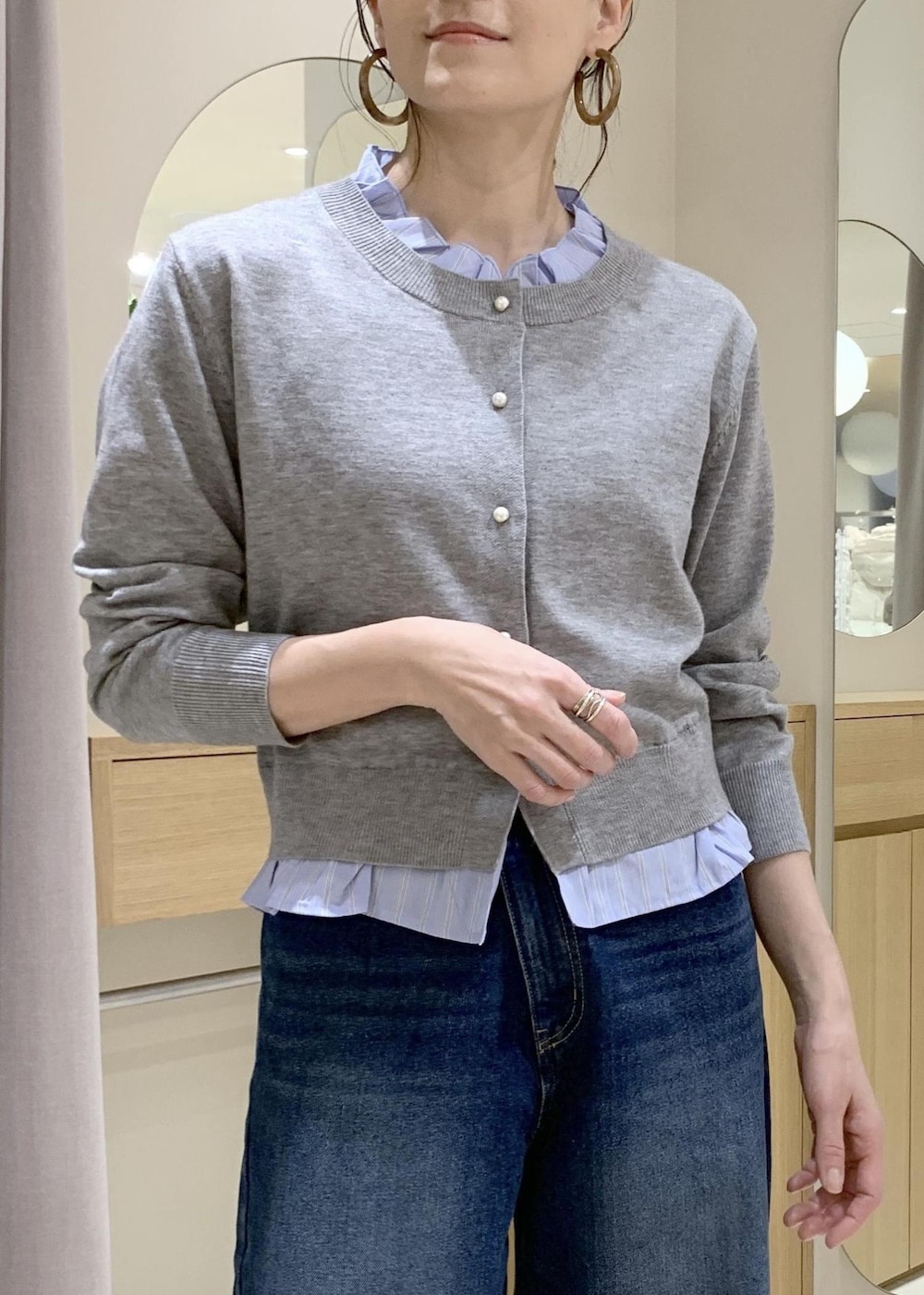 ブルー系のデニムパンツ、グレー系のその他アウター、ブラック系のショルダーバッグを着用したレディースの冬コーディネートの7枚目の写真