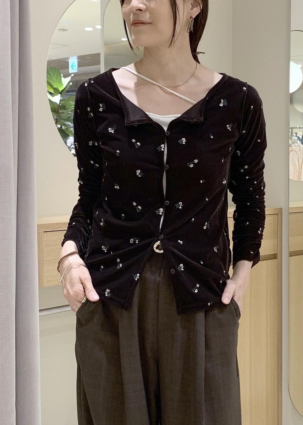 ブルー系のデニムジャケット、ブラック系のトートバッグ、ブラウン系のカーディガン/ボレロを着用したレディースの春コーディネートの10枚目の写真