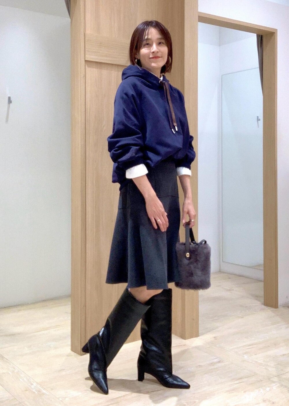 ブラック系のブーツ、グレー系のショルダーバッグ、ホワイト系のシャツ/ブラウスを着用したレディースの秋コーディネートの2枚目の写真