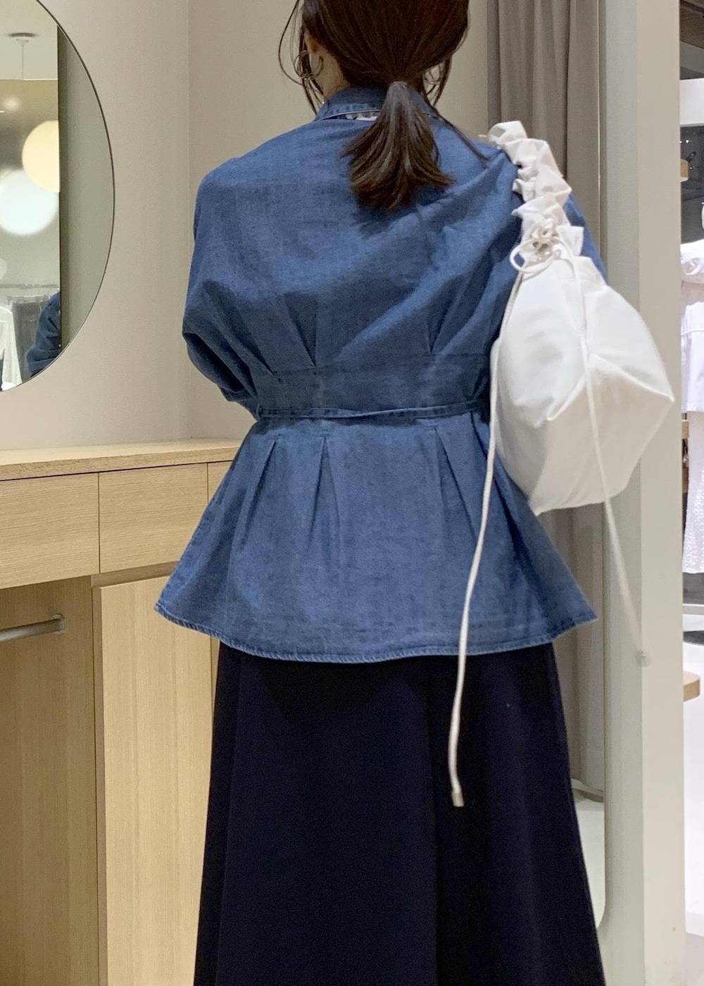 ブラック系のローファー、ブルー系のスカート、ブルー系のシャツ/ブラウスを着用したレディースの春コーディネートの9枚目の写真