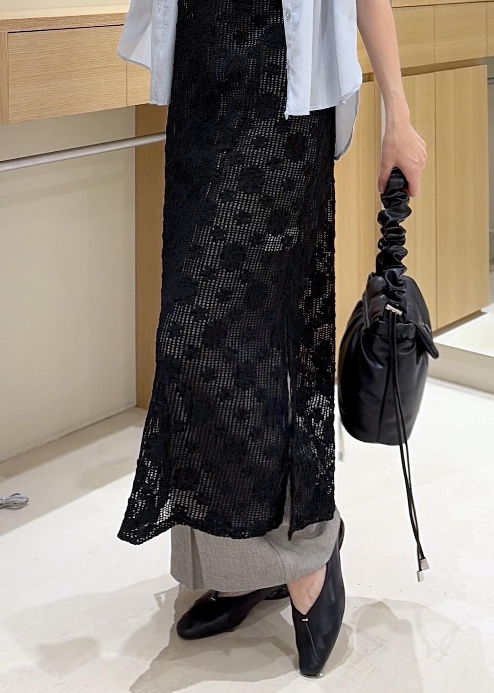 グレー系のその他パンツ、ブラック系のパンプス、ブラック系のショルダーバッグを着用したレディースの春コーディネートの8枚目の写真
