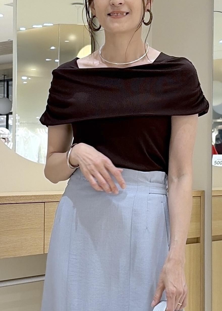 ホワイト系のサンダル、ブルー系のスカート、ブラウン系のTシャツ/カットソーを着用したレディースの夏コーディネートの5枚目の写真